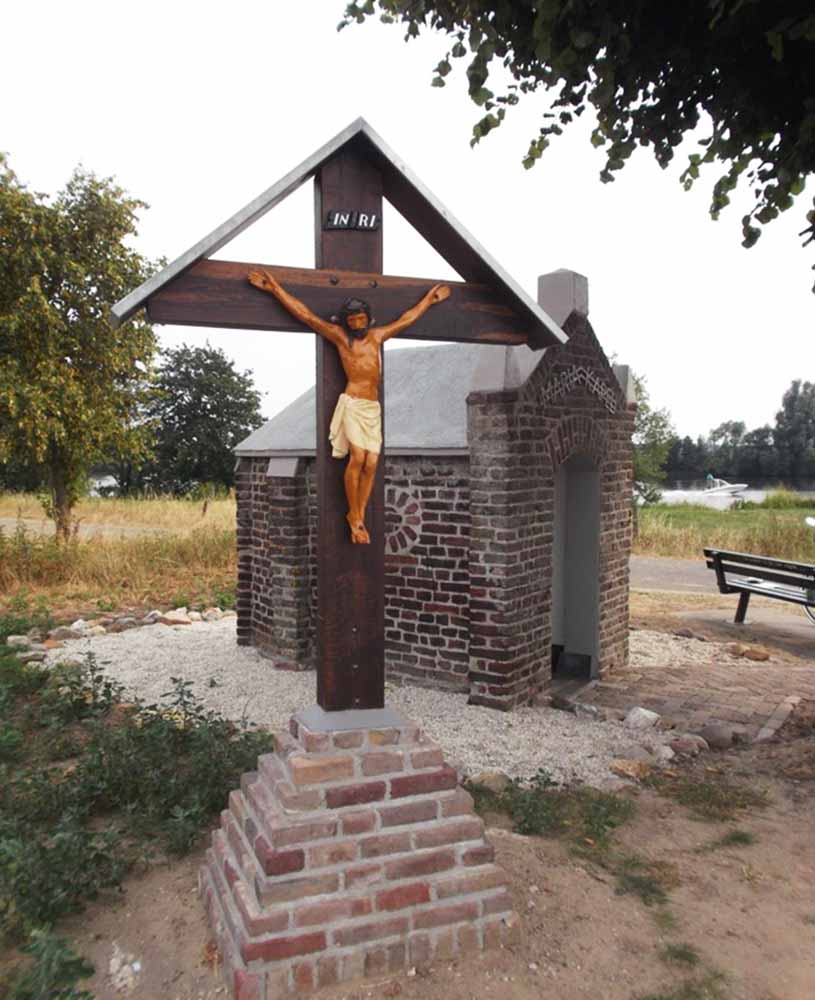 Mariakapel met kruis bij de Maas in Well