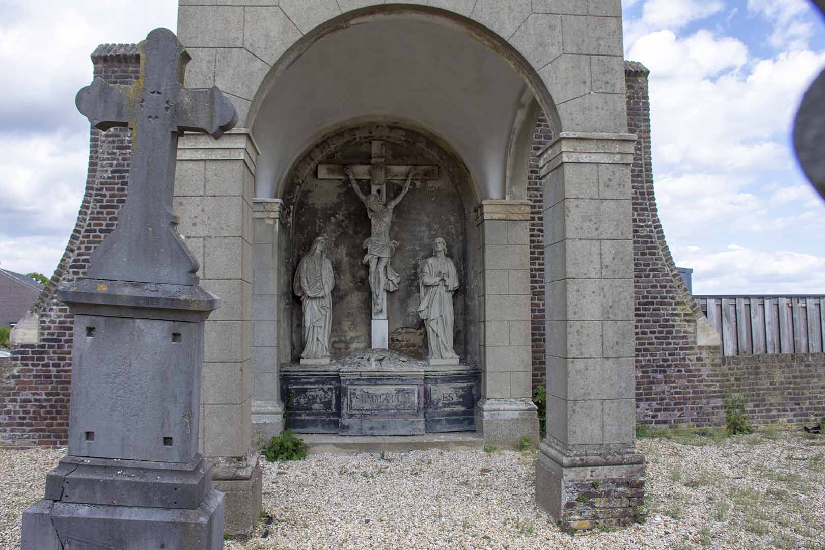 Kruisbeeld begraafplaats Well