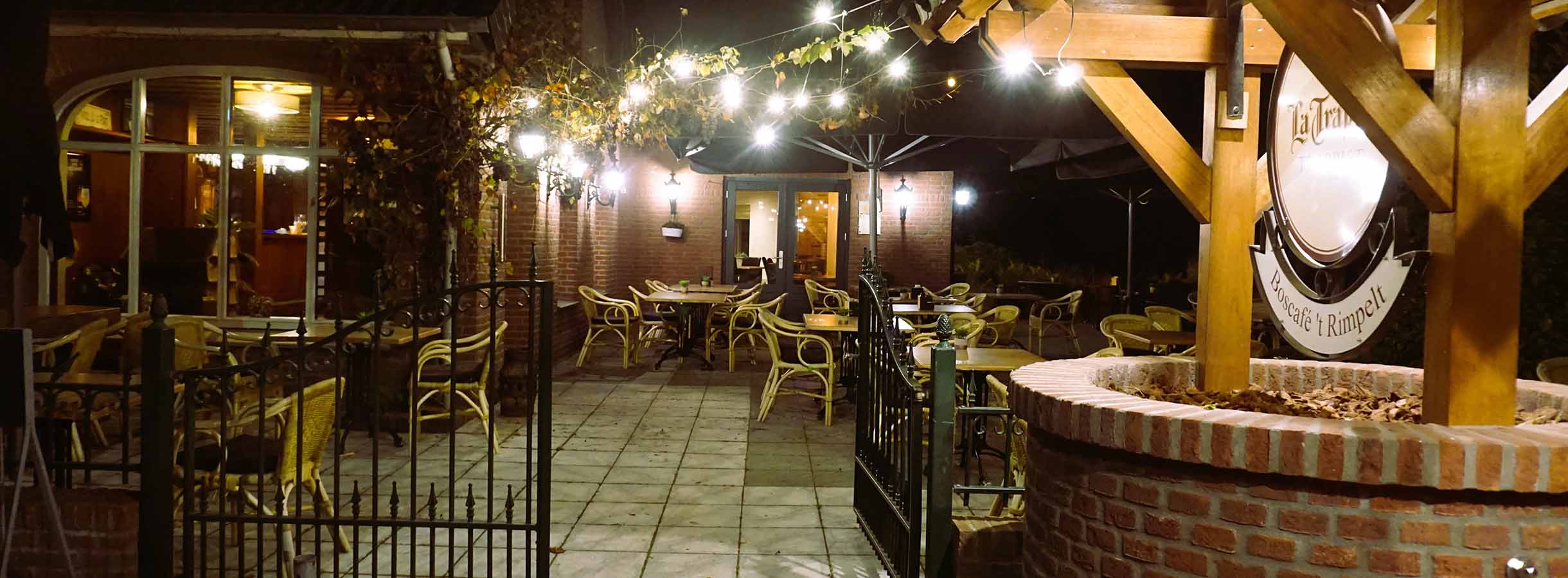 Restaurant Boscafe het Rimpelt Terras bij avondlicht